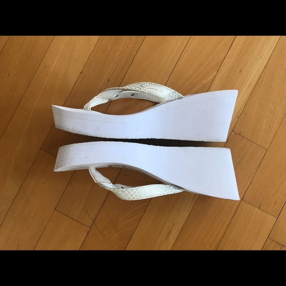 White Guess flip flops size 9 1/2- 10 - Picture 2 of 5